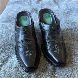 Ariat Black‎ Leather Women’s size 6 Shoes with Embroidered Design